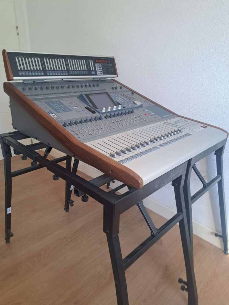 Mesa de mezclas digital Tascam TEAC DM-3200