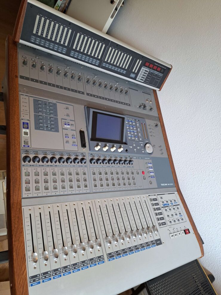 Mesa de mezclas digital Tascam TEAC DM-3200 - Imagen 2